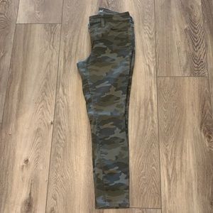 Universal Thread high rise green camo camouflage skinny crop 2/26